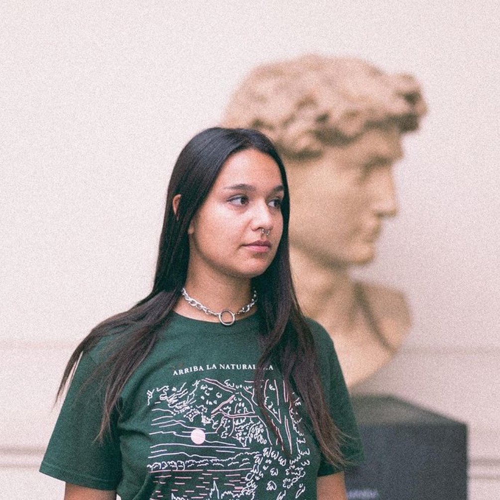 Laura Ibáñez Luzmanic headshot at museum with greek statue bust behind her