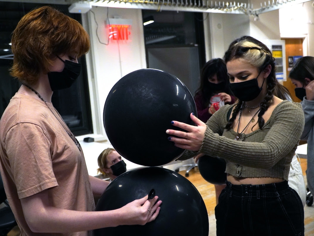 Students sculpting with balloons