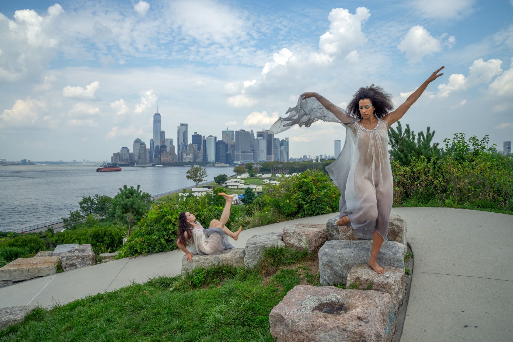 L. TO R. GABRIELLE WILLS & NATASHA DIAMOND WALKER IN 'DEMOLITION ANGELS' AS PART OF 'HERSTORY OF THE UNIVERSE@GOVERNORS ISLAND', CHOREOGRAPHED BY RICHARD MOVE.  PHOTO BY SLOBODAN RANDJELOVIĆ.