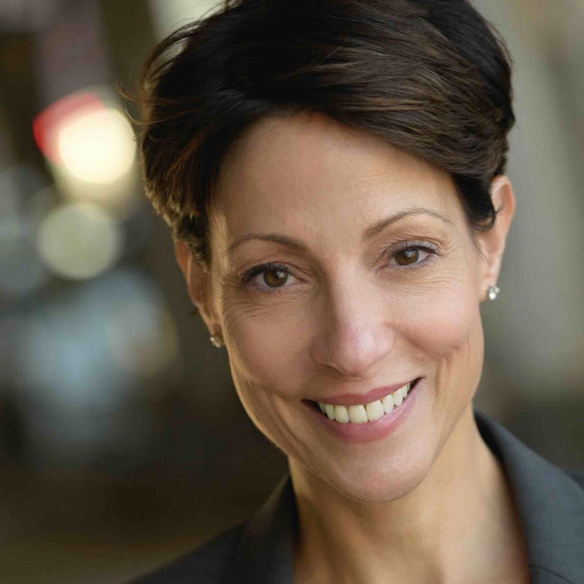 danielle decrette headshot