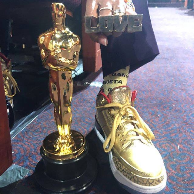 Spike Lee shows off his Oscar