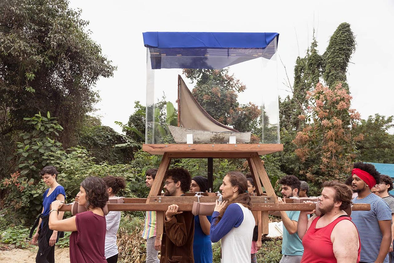Image credit: Jaime Acioli, (Eleonora Fabião Azul Azul Azul Azul: Bispo do Rosário Museum, 2016)
