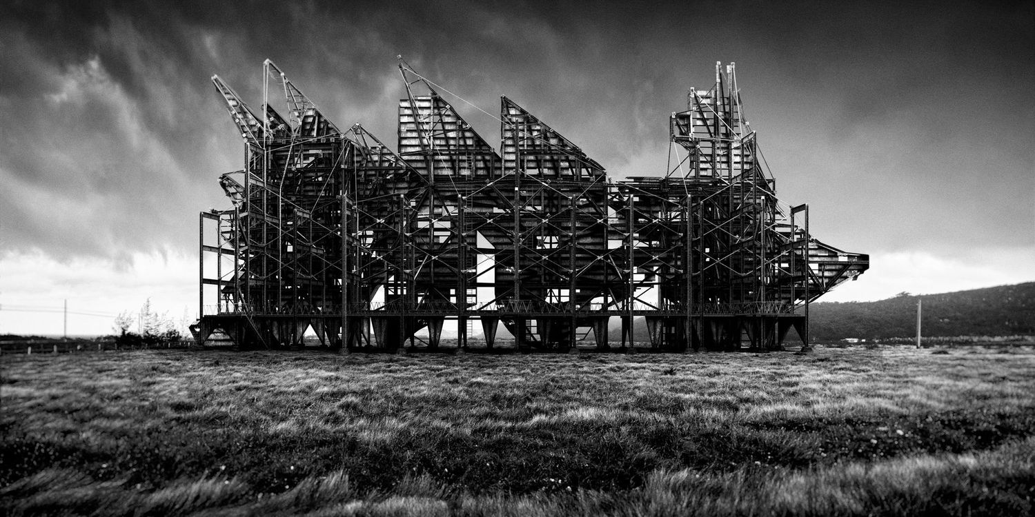 Black and white abstract sculture installed in outdoor field. Titled Untitled No 9 © Adrián Fernández Milanés