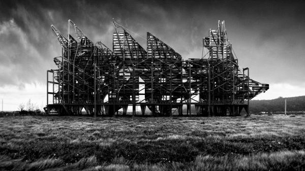 Black and white abstract sculture installed in outdoor field. Titled Untitled No 9 © Adrián Fernández Milanés