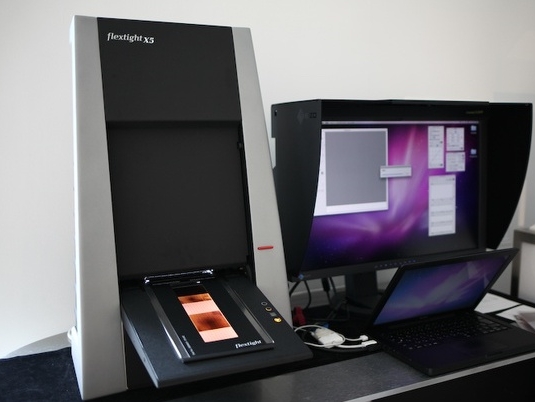 photo of lab computer with flextight scanner system
