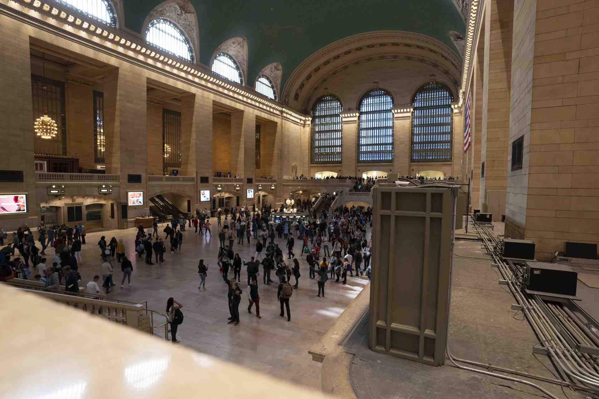 interior photograph of Grand Central Station's grand hall