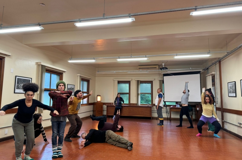 Movement improvisation by students at the Iguaçu National Park headquarters.