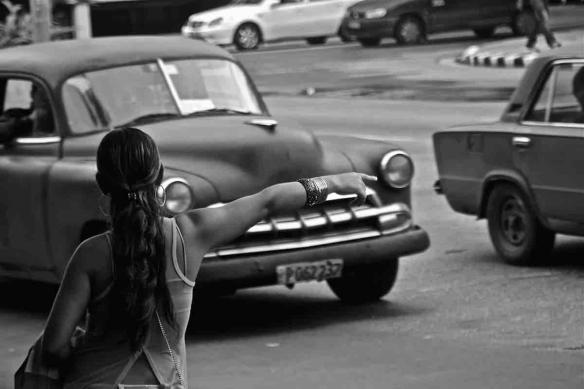 Black and white photo of a vintage car in Havana, Cuba.