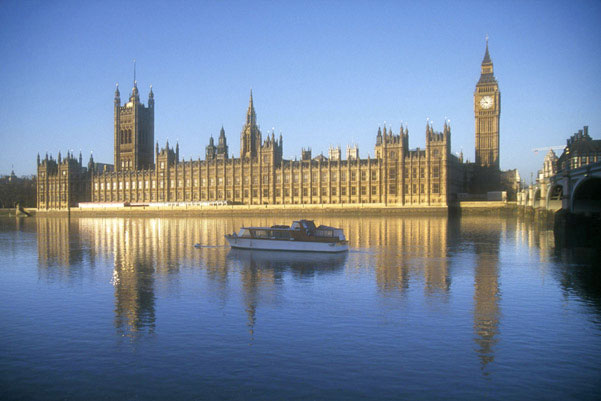 Image of the Thames River, castle, and Big Ben in London.
